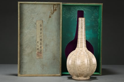 An Exquisite Ge yao Vase
