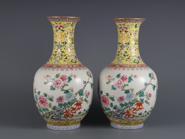 A Pair of Exquisite Famille-Rose Flower Pattern Bats and Peach Pattern Lotus Pattern Vase