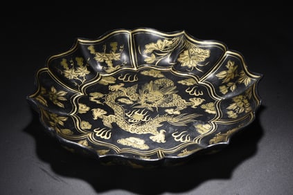 An Exquisite Black Lacquer Painted Gold Dragon Pattern Flower Pattern Plate