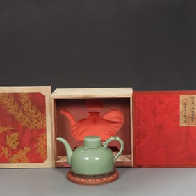An Exquisite Emerald green glaze Ewer