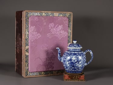 An Exquisite Blue and White Lotus Pattern Flower Pattern Ewer