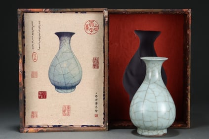 An Exquisite Guan yao Vase