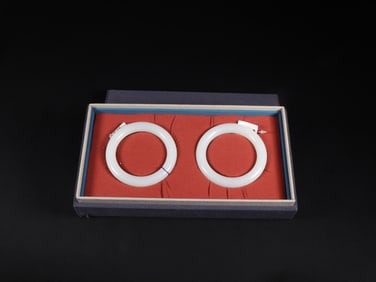 A Pair of Exquisite White Jade Bracelets
