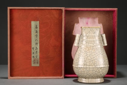 An Exquisite Ge yao Double-Ears Vase