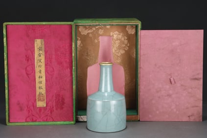 An Exquisite Guan yao Vase