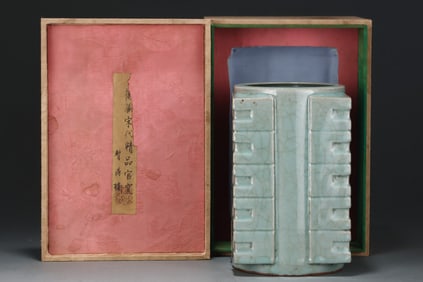 An Exquisite Guan yao Vase