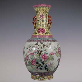 An Exquisite Famille-Rose Lotus Pattern Flower Pattern Double-Ears Vase
