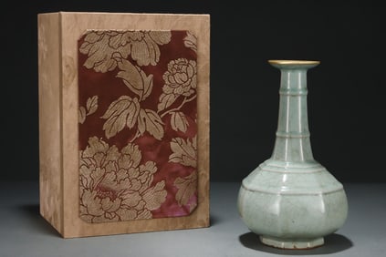 An Exquisite Guan yao Cover with Gold Vase,with an Imperial Poem by Emperor Qianlong