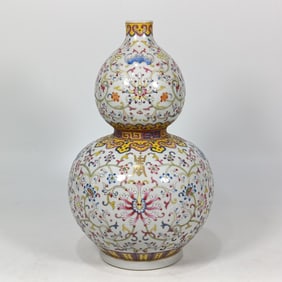 An Exquisite Famille-Rose Lotus,Bats and Peach Pattern Gourd-Shaped Vase