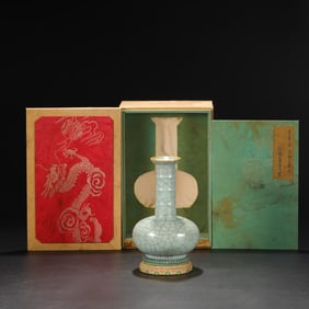 An Exquisite Guan yao Celadon Glazed Cover with Gold Vase,with an Imperial Poem by Emperor Qianlong