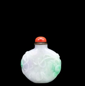 An Exquisite Jadeite Bats Pattern Snuff Bottle, Inlaid Gems