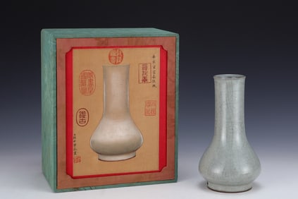 An Exquisite Guan yao Vase
