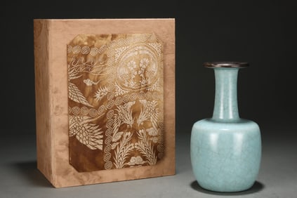 An Exquisite Ru yao Cover with Silver Vase,with an Imperial Poem by Emperor Qianlong