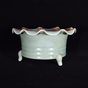 An Exquisite Ru yao Paste relief Auspicious Cloud and Auspicious Beast Pattern Tripod Censer