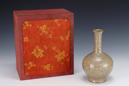 An Exquisite Ge yao Cover with Gold Vase,with an Imperial Poem by Emperor Qianlong