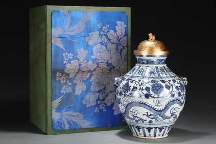 A Huge Blue and White Peony and Dragon Pattern Beast-Ears Jar,With Gilt Beast Cover