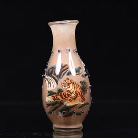 An Exquisite Glass Tiger Pattern Vase