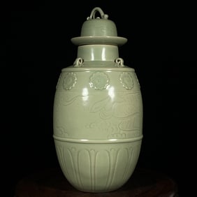 A Rare Yue yao Phoenix Pattern Cover Jar
