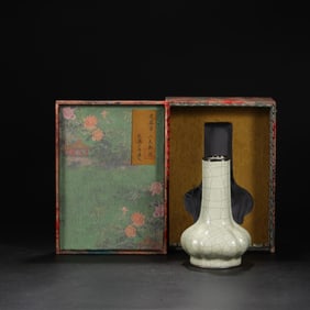An Exquisite Guan yao Celadon Glazed Cover with Silver Vase,with an Imperial Poem by Emperor