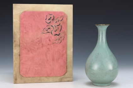 An Exquisite Ru yao Cover with Gold Vase