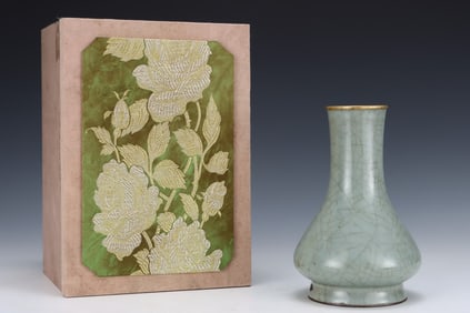 An Exquisite Guan yao Cover with Gold Vase,with an Imperial Poem by Emperor Qianlong