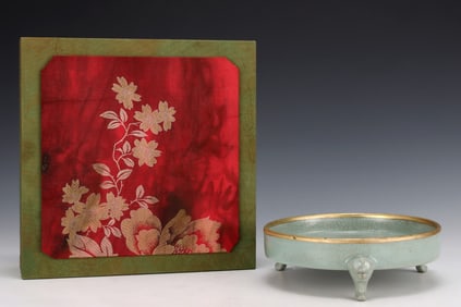 An Exquisite Ru yao Cover with Gold Tripod Pot,with an Imperial Poem by Emperor Qianlong