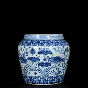 An Exquisite Blue and White Fish and Algae Pattern Jar