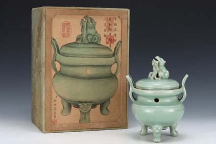 An Exquisite Longquan yao Celadon Glazed Double-Ears and Tripod Censer,With Beast Cover
