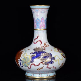 An Exquisite Famille-Rose Painted Gold Lion Pattern Vase