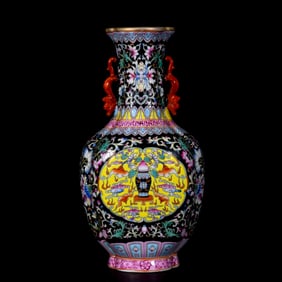 An Exquisite Enamel Painted Gold Bats and Peach Pattern Vase