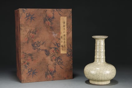 An Exquisite Ge yao Vase,with an Imperial Poem by Emperor Qianlong
