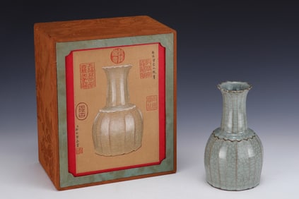 An Exquisite Guan yao Vase
