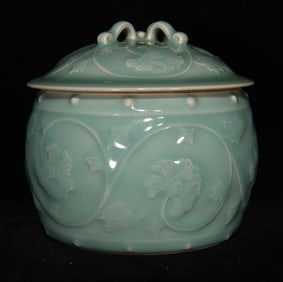 An Exquisite Longquan yao Flower Pattern Cover Jar