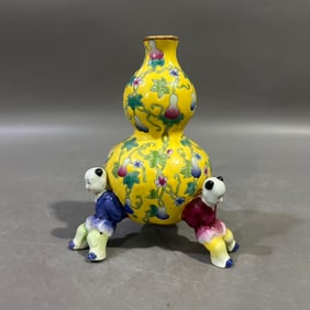An Exquisite Famille-Rose Figure,Bats and Gourd Pattern Tripod Gourd-Shaped Vase