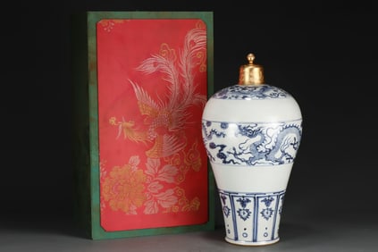 A Huge Blue and White Auspicious Cloud,Dragon and Phoenix Pattern Vase,With Gilt Cover