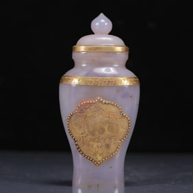 An Exquisite Agate Cover with Gold Sika Deer Pattern Bottle