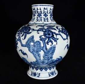 An Exquisite Blue and White Bats and Peach Pattern Vase