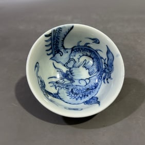 An Exquisite Blue and White Auspicious Cloud and Dragon Pattern Cup