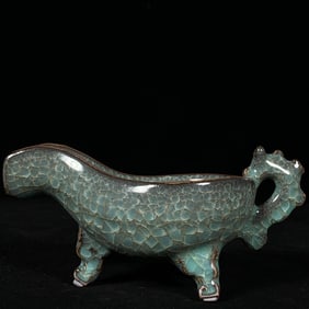 An Exquisite Guan yao Dragon-Ears Tripod Cup