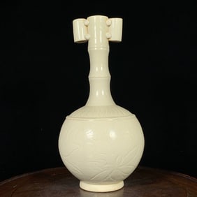 An Exquisite Ding yao Flower Pattern Double-Ears Vase