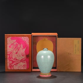 An Exquisite Guan yao Celadon Glazed Cover with Silver Vase