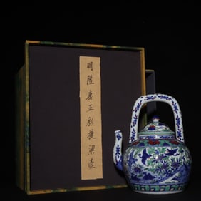 An Exquisite Wucai Flower and Bird Pattern Ewer