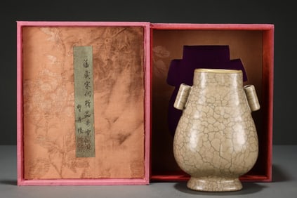 An Exquisite Ge yao Painted Gold Double-Ears Vase