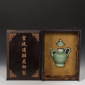An Exquisite Emerald green glaze Ewer