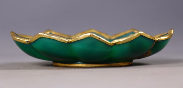 An Exquisite Agate Cover with Gold Flower Pattern Plate
