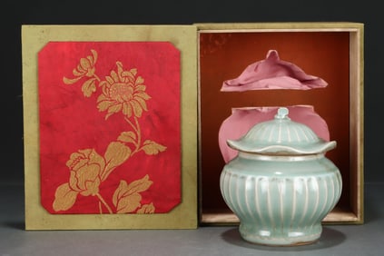 An Exquisite Longquan yao Jar