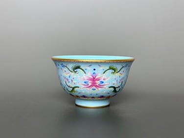 A Pair of Exquisite Famille-Rose Painted Gold Lotus Pattern Cup