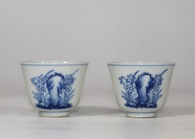 A Pair of Exquisite Blue and White Flower Pattern Cup