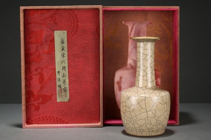 An Exquisite Ge yao Painted Gold Vase