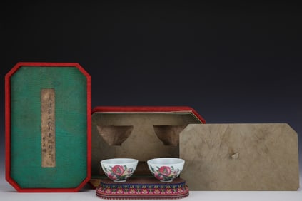 A Pair of Exquisite Famille-Rose Bats and Peach Pattern Cup
